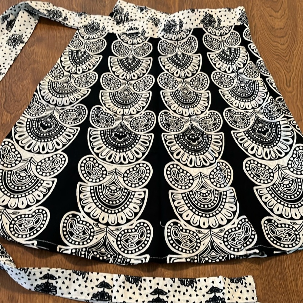 Darn Good Yarn 100% wrap skirt.  Fits 14-20 (XL/18)